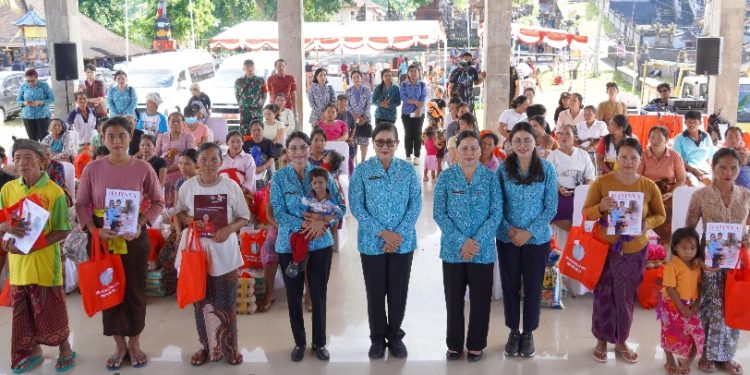 Ibu Putri Koster Pimpin Aksi Sosial di Nusa Penida, Tekankan Pengelolaan Sampah Berbasis Sumber