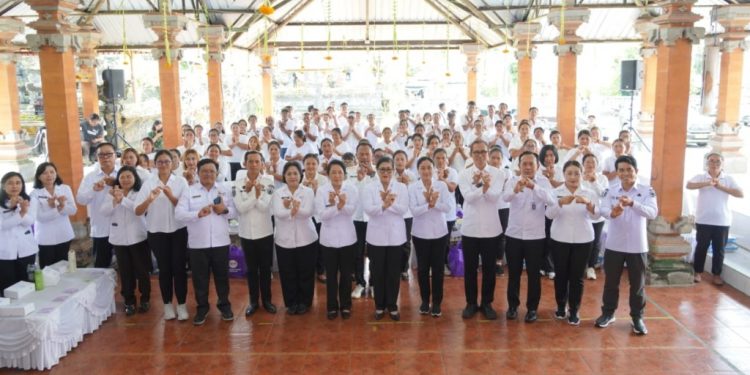 Ibu Putri Koster Dorong Transformasi Layanan Posyandu lewat Aksi “Membina dan Berbagi” di Bangli