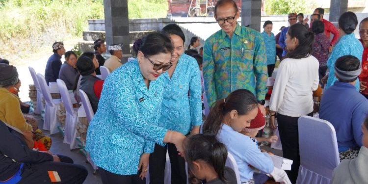 Ibu Putri Koster Turun ke Pelosok Kintamani, Dorong Kesadaran Warga Kelola Sampah dan Cegah Rabies