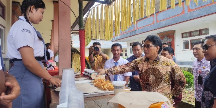 Hadiri Pelepasan Siswa SMKN 1 Petang, Giri Prasta Tekankan Pentingnya Vokasi Pertanian