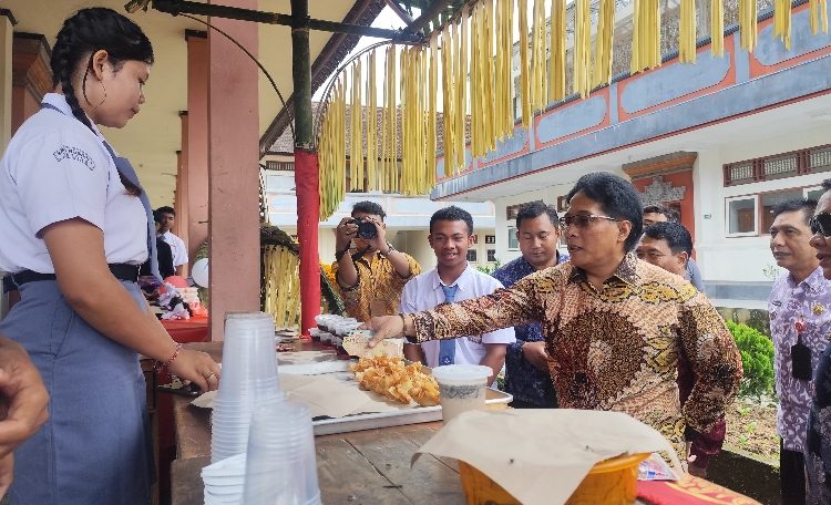 Hadiri Pelepasan Siswa SMKN 1 Petang, Giri Prasta Tekankan Pentingnya Vokasi Pertanian