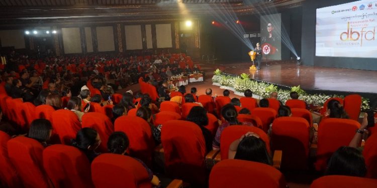 Gubernur Koster Puji Aksi Panggung ASN, Tekankan Kebanggaan Produk Lokal di Dekranasda Fashion Day