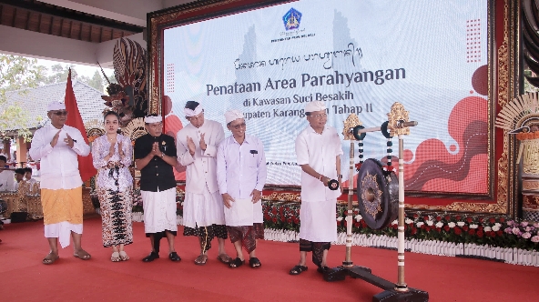 Bisikan Kritis dari Pelinggih: Ketika Kenangan Seorang Pelajar Menata Ulang Wajah Agung Besakih