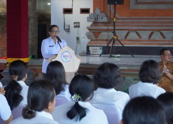 Blusukan ke Denpasar, Ibu Putri Koster Bawa Bantuan dan Instruksikan Kader Catat Setiap Masalah Warga