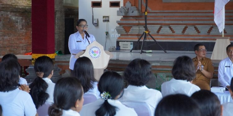 Blusukan ke Denpasar, Ibu Putri Koster Bawa Bantuan dan Instruksikan Kader Catat Setiap Masalah Warga