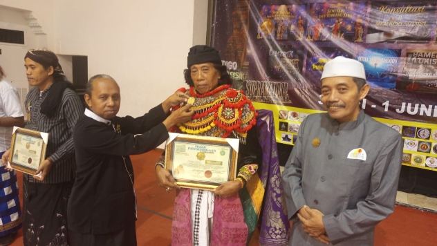 Terharu Terima Lencana Emas Supranatural, Jero Pande: Saya Tidak Merasa Punya Kemampuan Khusus