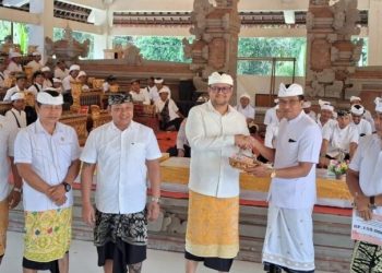 Hadiri Ngeratep Petapakan di Carangsari, Lanang Umbara Apresiasi Semangat Ngayah Krama Desa