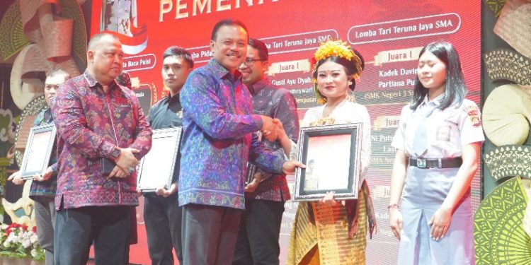 Mewakili Gubernur Koster, Sekda Bali Tutup Bulan Bung Karno VIII di Art Center Denpasar