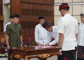 Pemprov Bali Lantik Erlangga Bayu Jadi Komisioner KPID, Ini Harapan Sekda