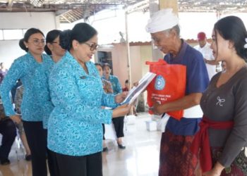 Ibu Putri Koster Serahkan Bantuan bagi Warga Klungkung melalui Program Bergerak dan Berbagi