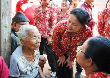 Ibu Seniasih Giri Prasta Salurkan Bantuan dan Soroti Kondisi Warga Seraya Timur