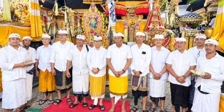 Ketua DPRD Badung Anom Gumanti Hadiri Karya Ngenteg Linggih di Seminyak