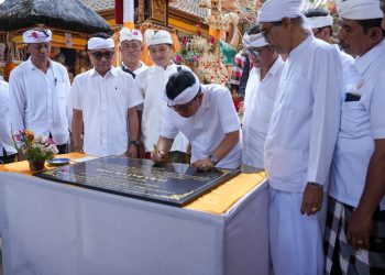 DPRD Badung Dendy Astra Wijaya Dampingi Bupati Adi Arnawa Hadiri Karya di Pura Dalem Sari