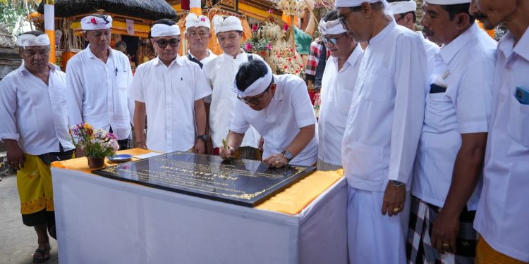 DPRD Badung Dendy Astra Wijaya Dampingi Bupati Adi Arnawa Hadiri Karya di Pura Dalem Sari
