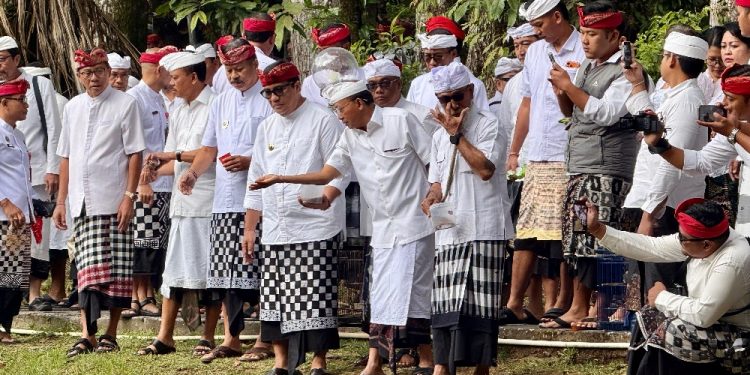 Gubernur Koster Pimpin Perayaan Tumpek Uye di Bali, Lepas Burung hingga Tinjau Vaksinasi Rabies