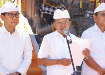 Gubernur Koster Tegaskan Penggunaan Busana Adat Bali Bukan Sekadar Berpakaian, Ini Tujuannya