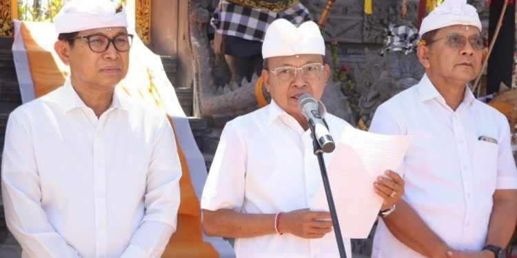 Gubernur Koster Tegaskan Penggunaan Busana Adat Bali Bukan Sekadar Berpakaian, Ini Tujuannya
