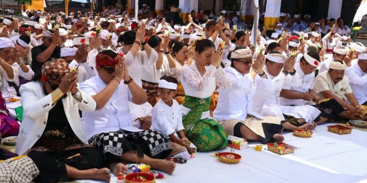 Dari Pura Lempuyang Madya, Giri Prasta Serukan Pelestarian Adat dan Budaya Bali