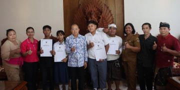 Gubernur Koster Bantu Pendidikan Anak Yatim Piatu dan Siswa Kurang Mampu di Denpasar