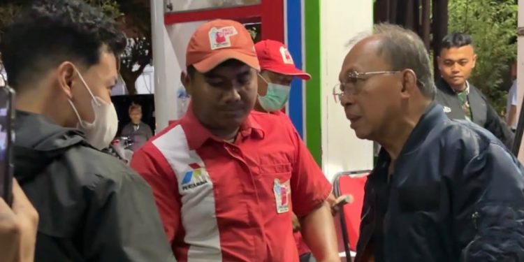 Gubernur Koster Tinjau SPBU hingga Dini Hari, Dengarkan Langsung Keluhan Warga yang Antre BBM