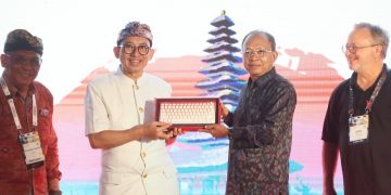 Gubernur Koster Serahkan Keyboard Aksara Bali kepada Fadli Zon, Dorong Warisan Leluhur Mendunia