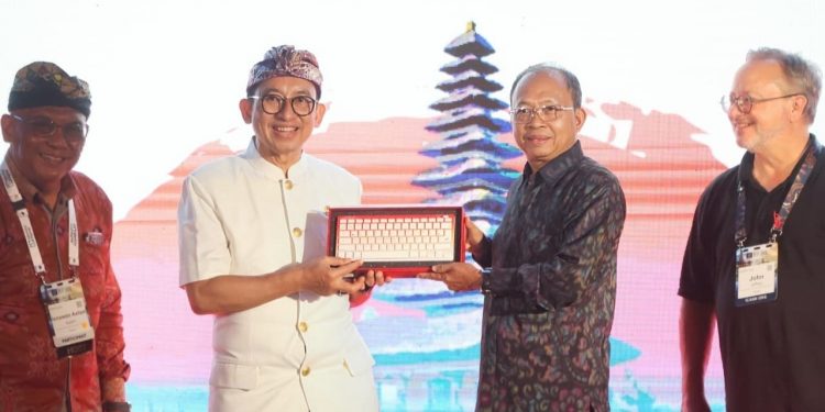 Gubernur Koster Serahkan Keyboard Aksara Bali kepada Fadli Zon, Dorong Warisan Leluhur Mendunia
