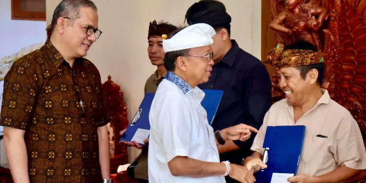 Gubernur Koster Serahkan CSR St Regis untuk Pelestarian Seni dan Budaya Bali