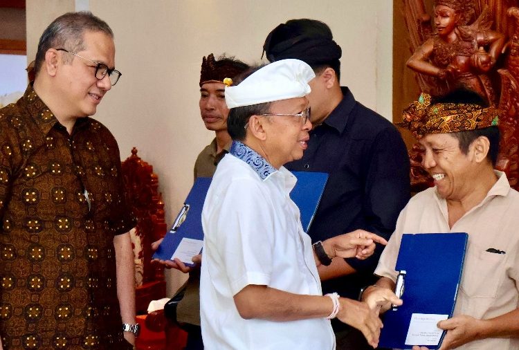 Gubernur Koster Serahkan CSR St Regis untuk Pelestarian Seni dan Budaya Bali