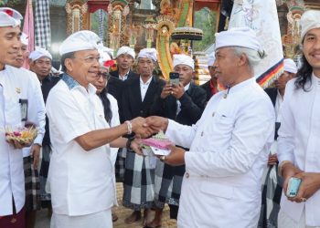 Tangkil ke Pura Bukit Mentik, Gubernur Koster Tegaskan Komitmen Jaga Peradaban Bali