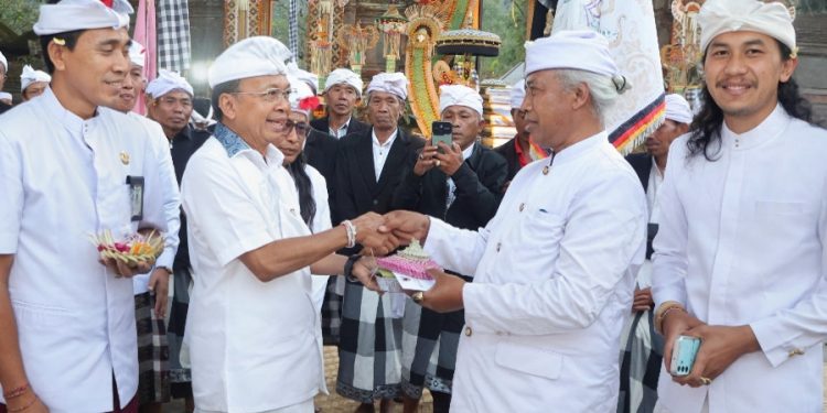 Tangkil ke Pura Bukit Mentik, Gubernur Koster Tegaskan Komitmen Jaga Peradaban Bali