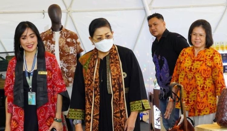 Ibu Putri Koster Minta Motif dan Karya Perajin Endek Bali Dilindungi