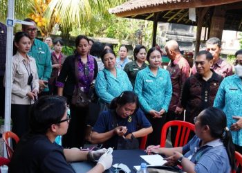 Ibu Putri Koster Salurkan Bantuan untuk 150 Warga dalam Aksi Sosial TP PKK Bali di Karangasem