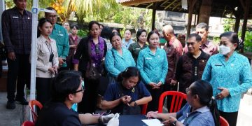 Ibu Putri Koster Salurkan Bantuan untuk 150 Warga dalam Aksi Sosial TP PKK Bali di Karangasem