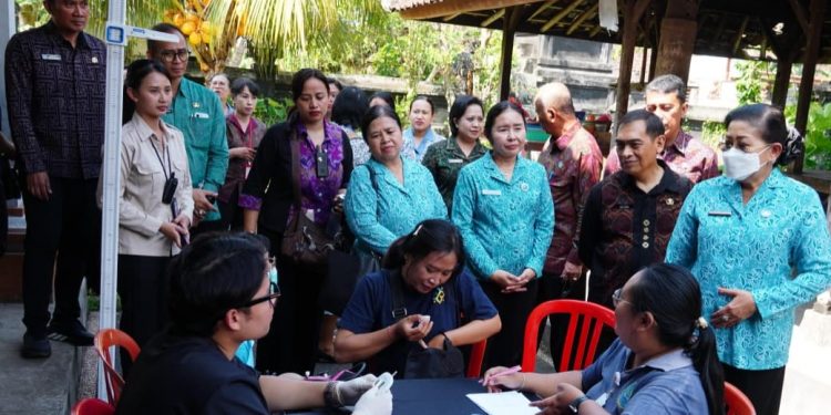 Ibu Putri Koster Salurkan Bantuan untuk 150 Warga dalam Aksi Sosial TP PKK Bali di Karangasem