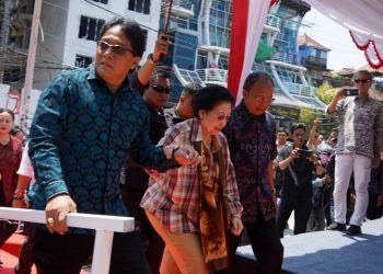 Dampingi Ibu Megawati di Pantai Kuta, Gubernur Koster dan Wagub Giri Prasta Perkuat Sinergi Penanganan Abrasi Bali