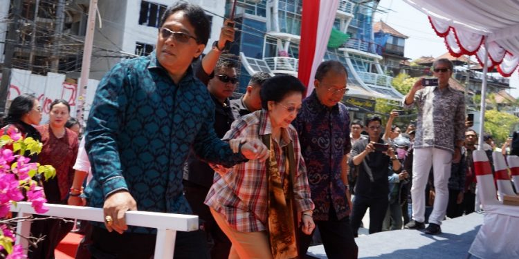 Dampingi Ibu Megawati di Pantai Kuta, Gubernur Koster dan Wagub Giri Prasta Perkuat Sinergi Penanganan Abrasi Bali