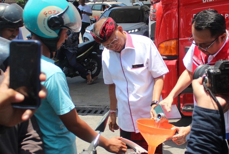 Antrean BBM di Bali Belum Sepenuhnya Terurai, Gubernur Koster Kembali Datangi Depo Pertamina