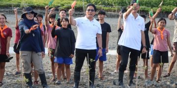 Tanam Mangrove Bersama IWO Bali, Giri Prasta Ajak Semua Pihak Merawat Alam secara Berkelanjutan