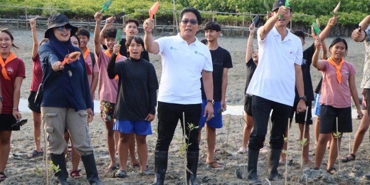 Tanam Mangrove Bersama IWO Bali, Giri Prasta Ajak Semua Pihak Merawat Alam secara Berkelanjutan