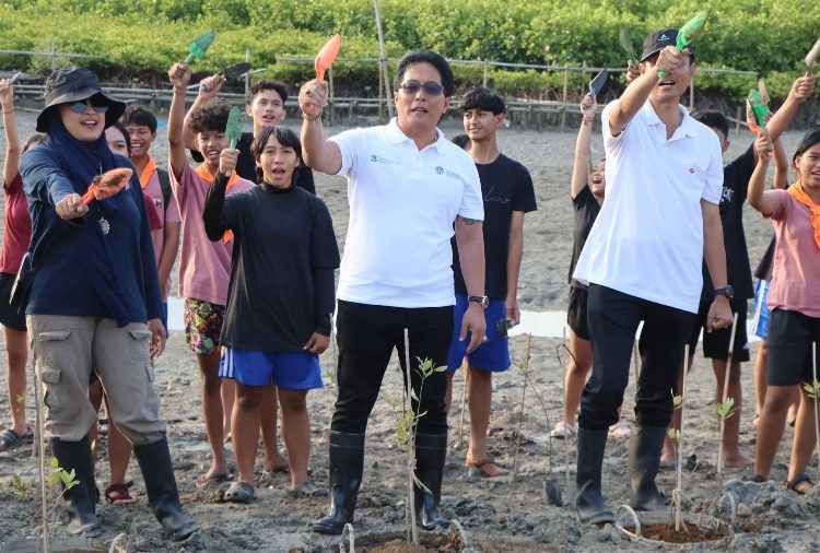 Tanam Mangrove Bersama IWO Bali, Giri Prasta Ajak Semua Pihak Merawat Alam secara Berkelanjutan